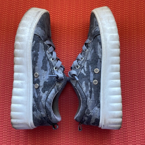 Roxy Surf sneakers. Gray Camo print Canvas/denim feel outside. Women’s size 6 - Picture 4 of 8